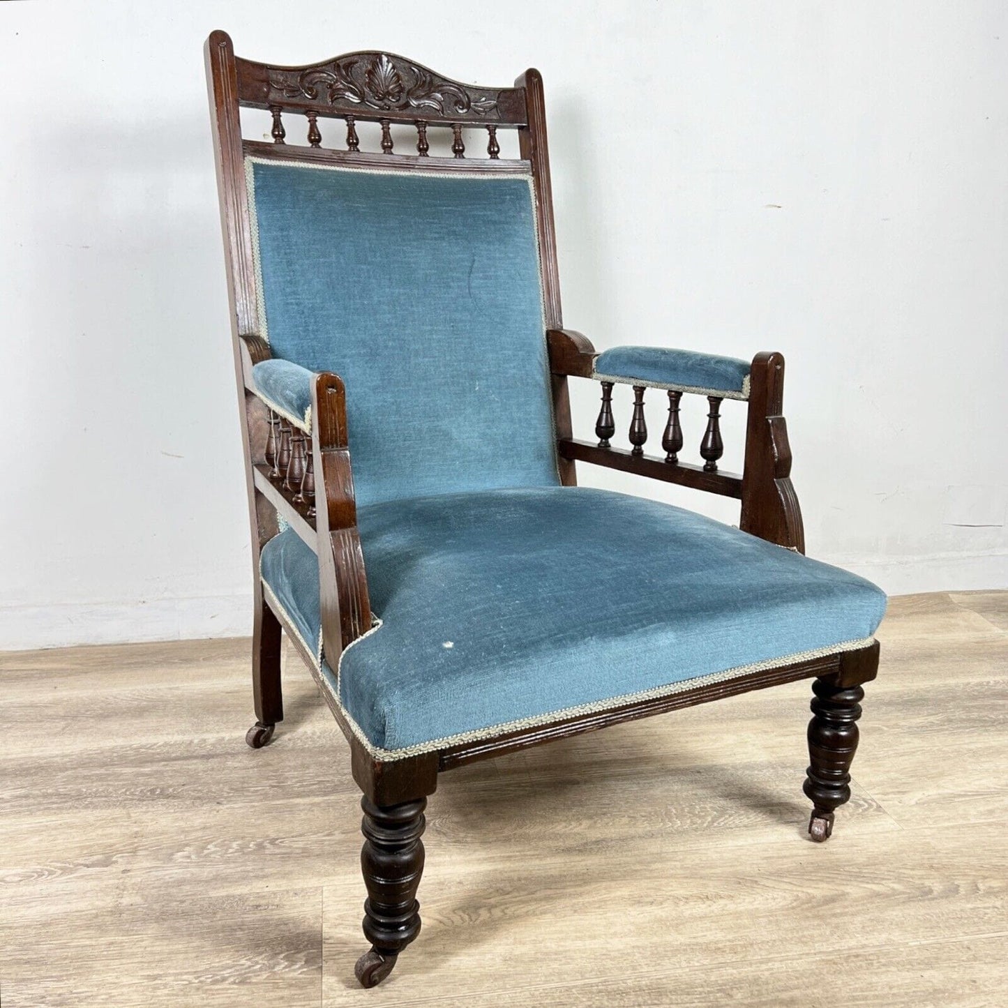 Antica sedia inglese imbottita con braccioli poltrona in legno noce epoca 800 Categoria Sedie