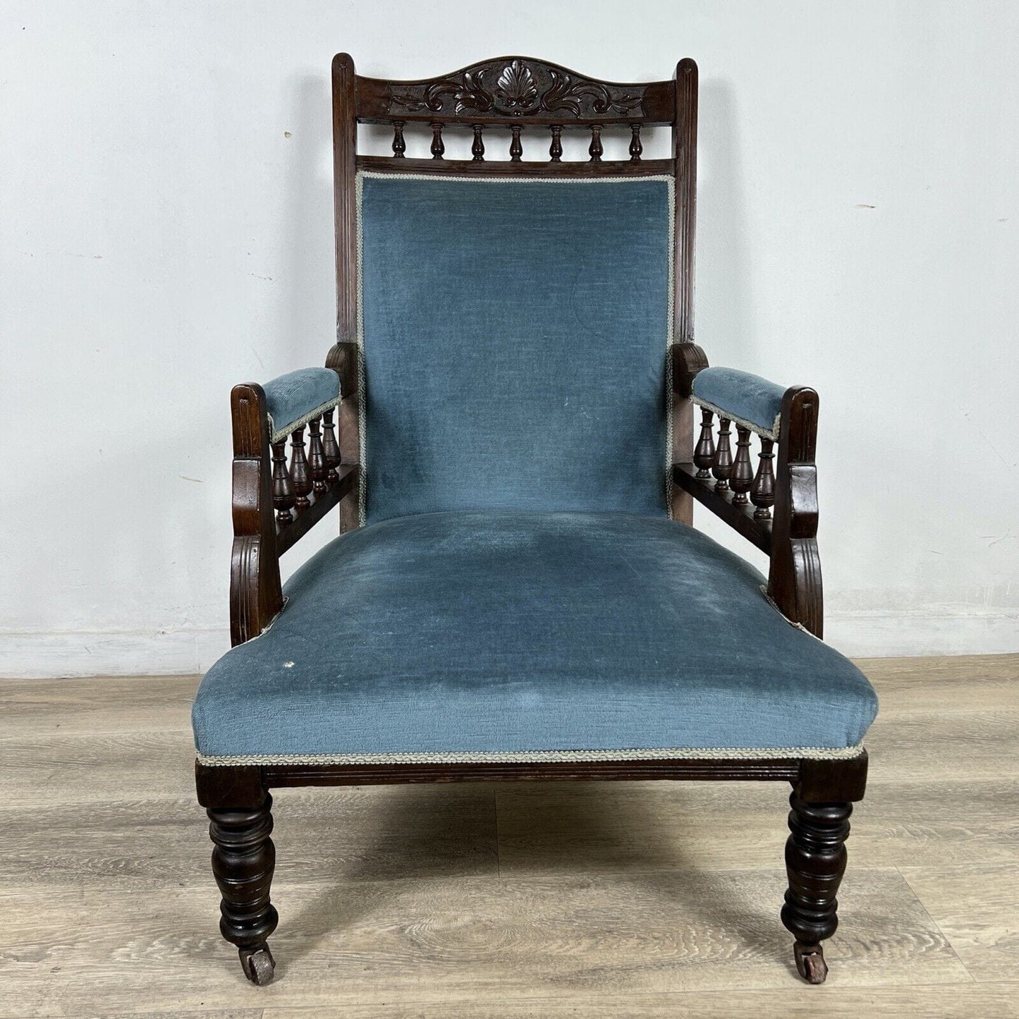 Antica sedia inglese imbottita con braccioli poltrona in legno noce epoca 800 Categoria Sedie