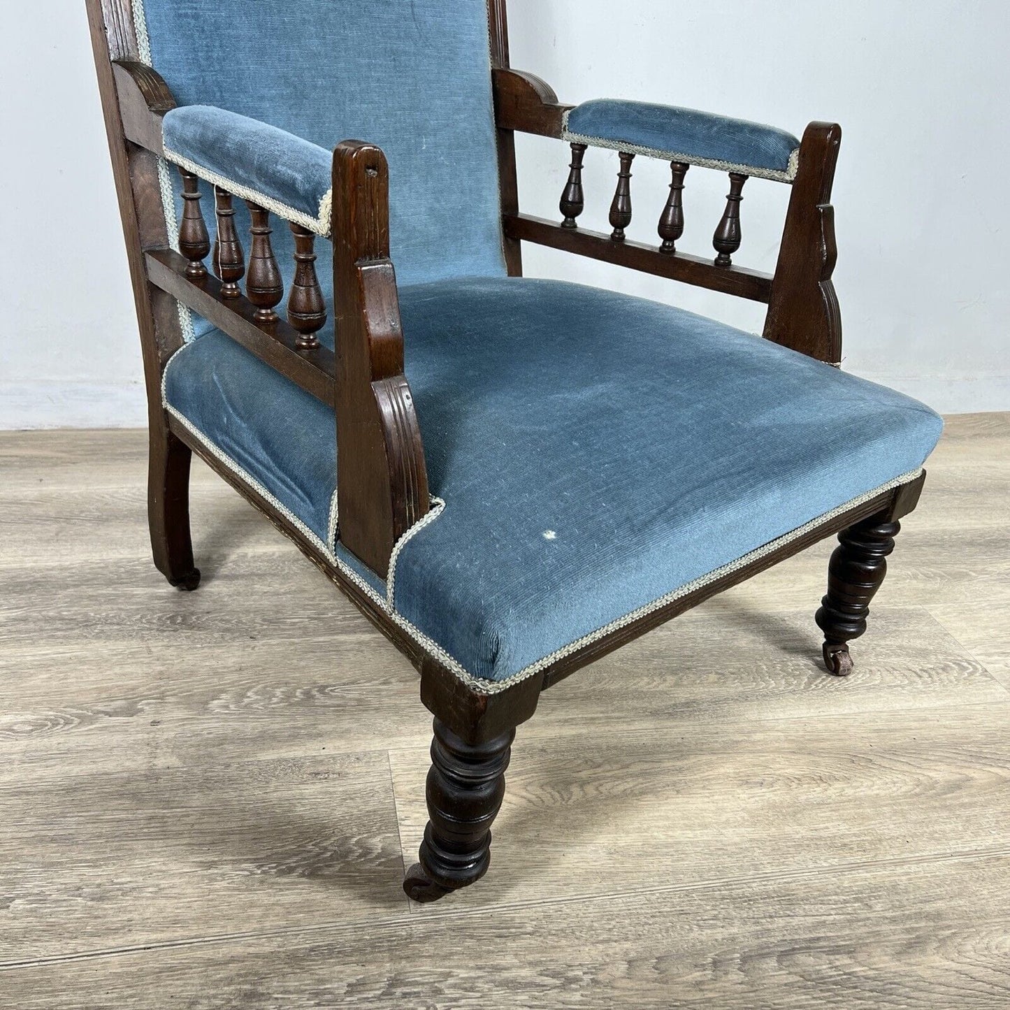 Antica sedia inglese imbottita con braccioli poltrona in legno noce epoca 800 Categoria Sedie