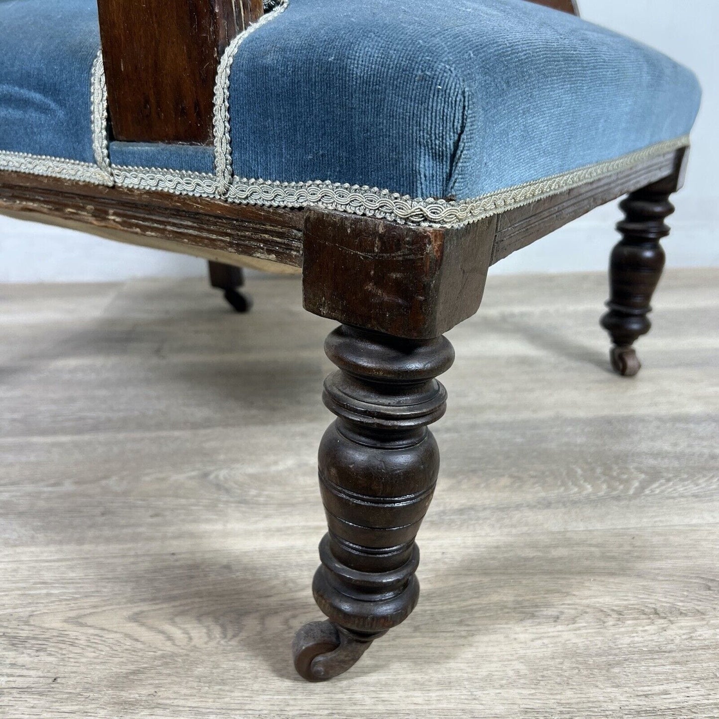 Antica sedia inglese imbottita con braccioli poltrona in legno noce epoca 800 Categoria Sedie