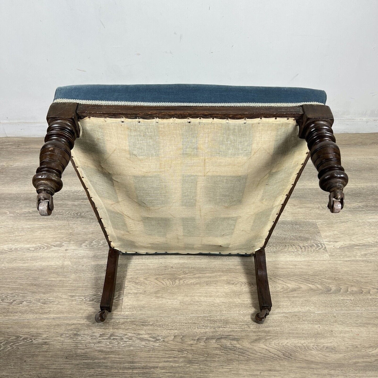Antica sedia inglese imbottita con braccioli poltrona in legno noce epoca 800 Categoria Sedie