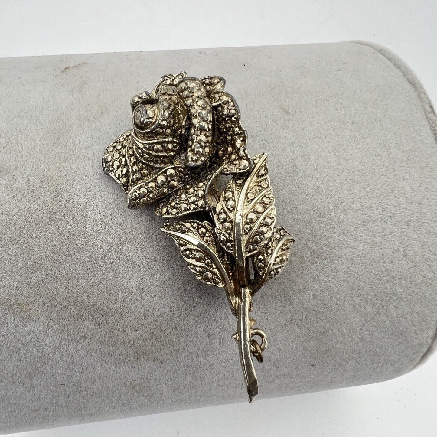 Antica Spilla inglese a forma di Rosa in metallo marcasite anni '50 gioiello Categoria Bigiotteria & Accessori