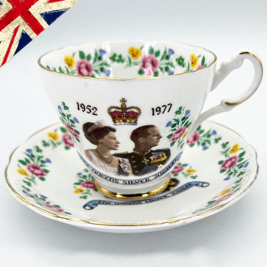 Antica Tazza da the Inglese Regina Elisabetta II Casa Reale commemorativa 1977 Categoria  Boccali