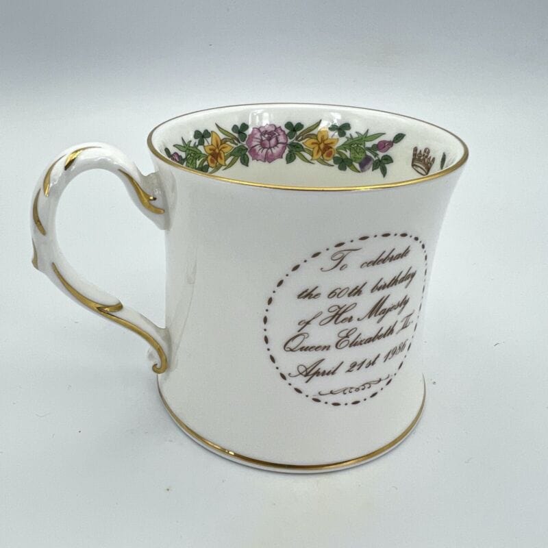 Antica Tazza Mug in Ceramica Inglese Regina Elisabetta II Casa Reale anno 1986 Categoria Ceramiche e Porcellane