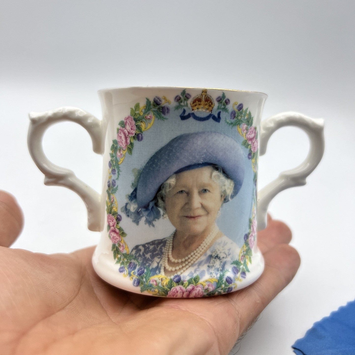 Antica Tazza Mug in Ceramica Inglese Regina Madre Elisabetta Casa Reale 100 anni Categoria  Boccali