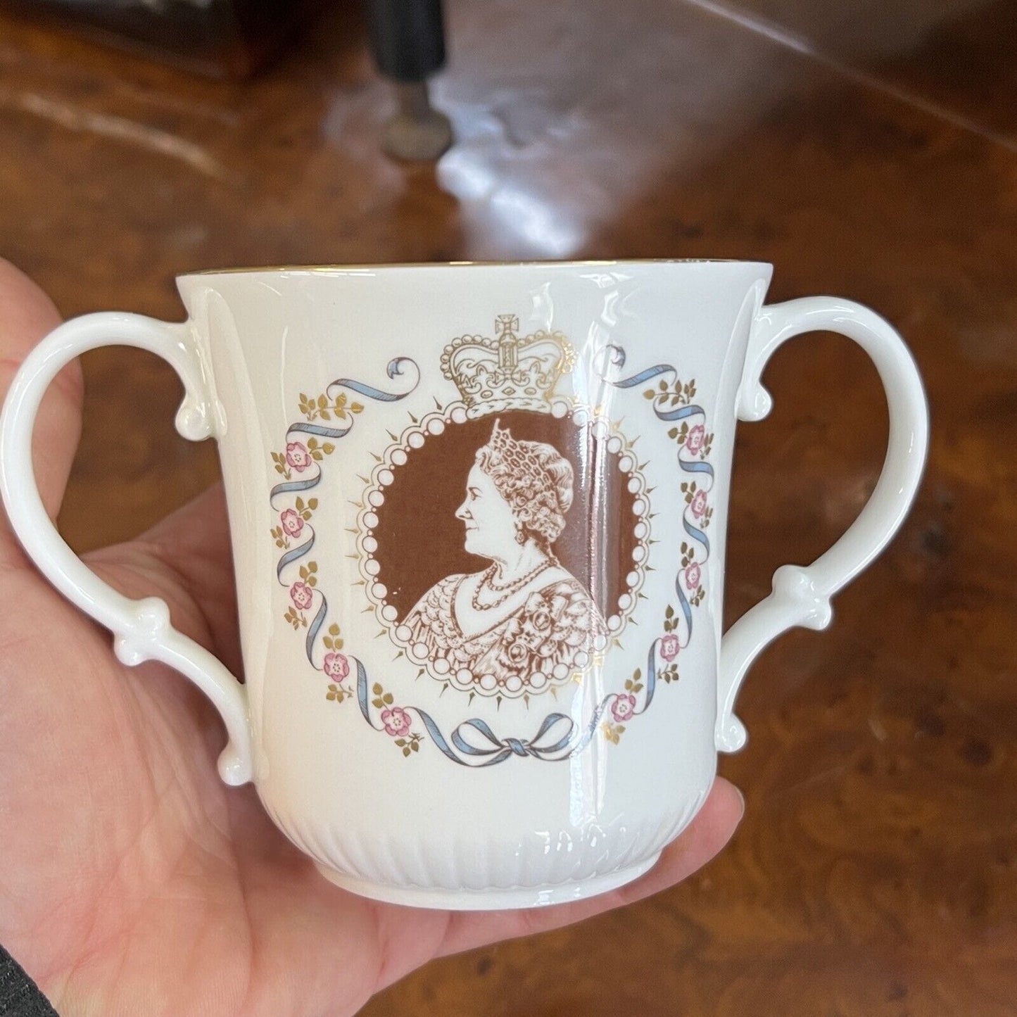 Antica Tazza Mug in Ceramica Inglese Regina Madre Elisabetta Casa Reale 80 anni Categoria Boccali