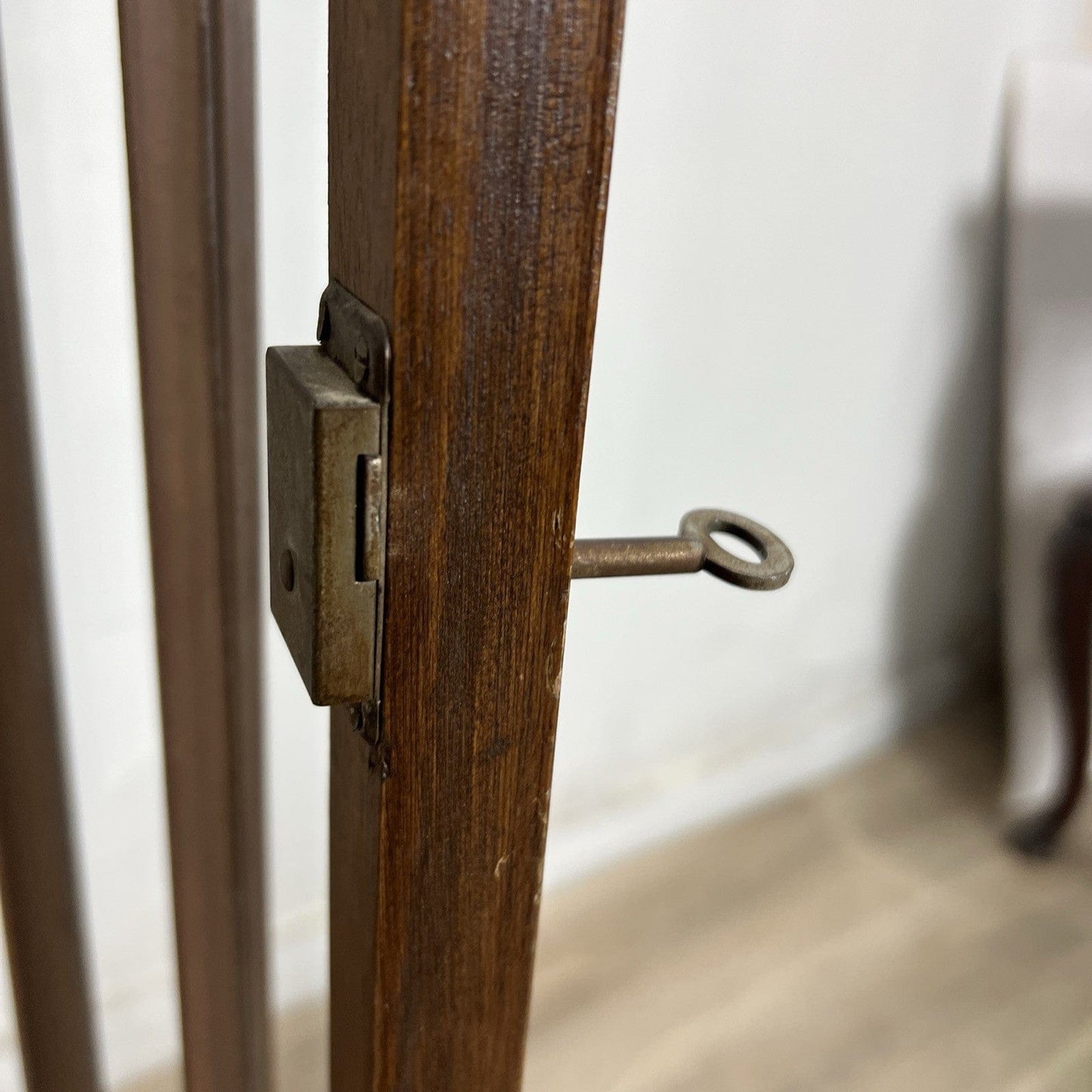 Antica Vetrina piccola cristalliera vetrinetta Stile Art Deco Anni '30 in Noce Categoria Vetrine
