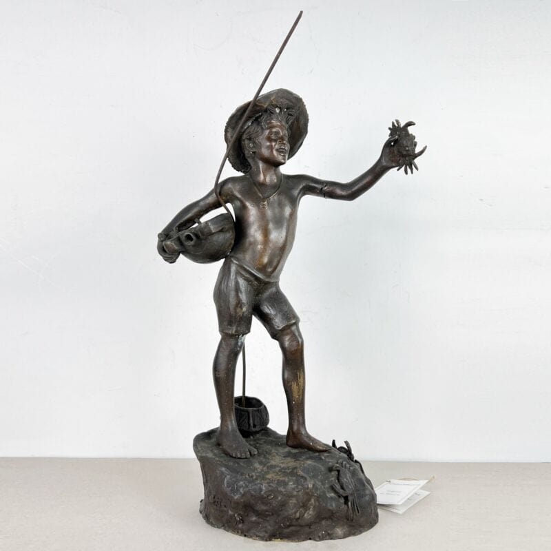Antico bronzo scultura in firmata antica statua Aragostaio Venditore di Granchi Categoria Ottone