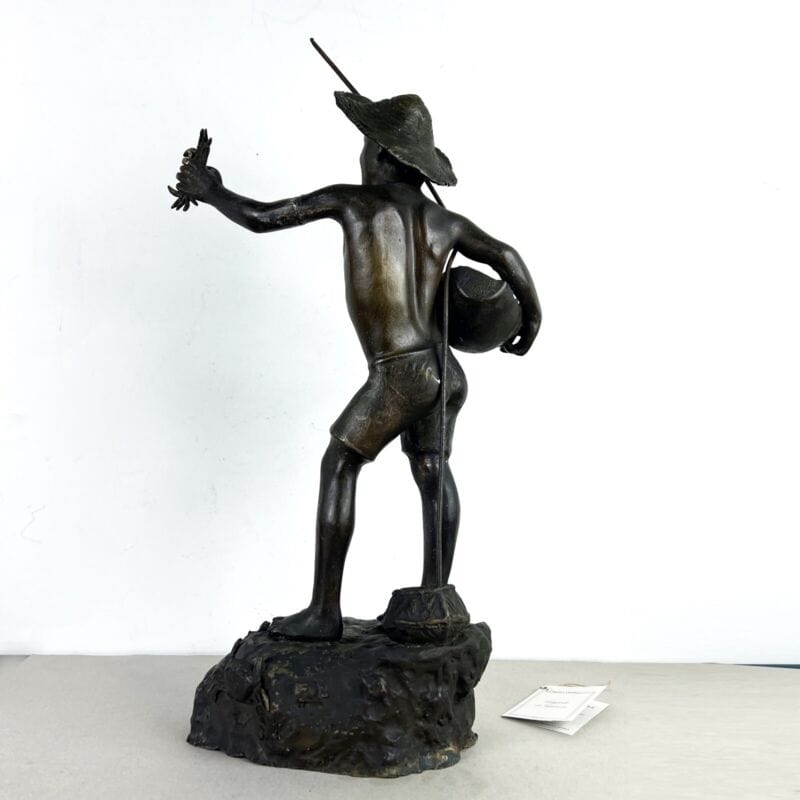 Antico bronzo scultura in firmata antica statua Aragostaio Venditore di Granchi Categoria Ottone