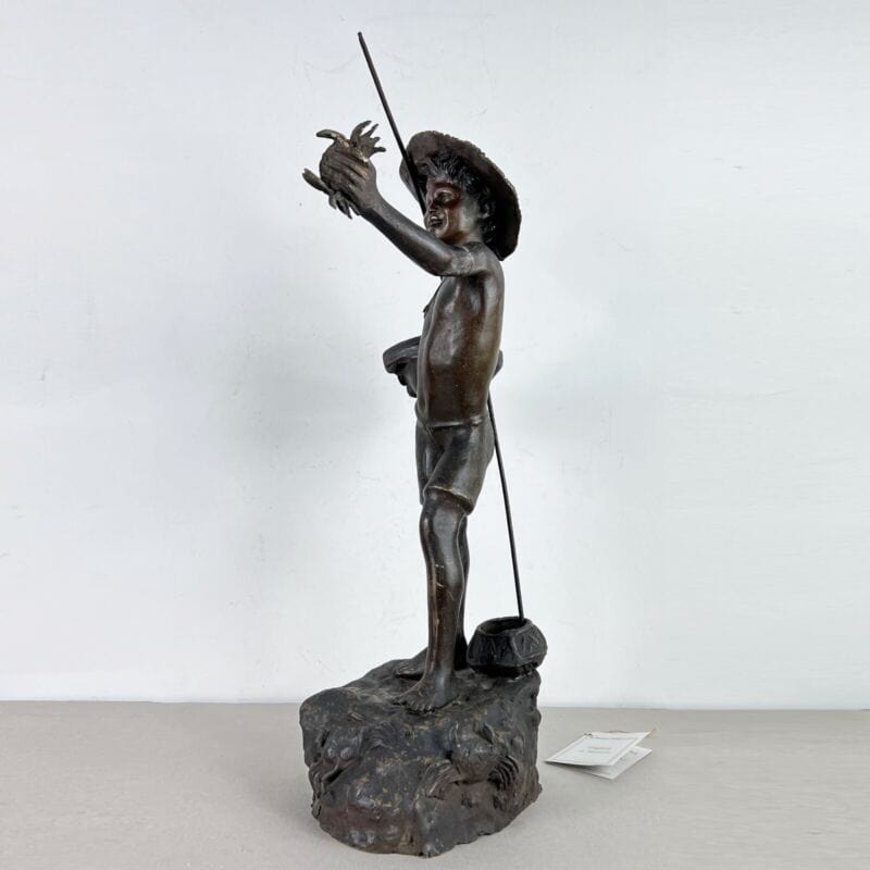 Antico bronzo scultura in firmata antica statua Aragostaio Venditore di Granchi Categoria Ottone