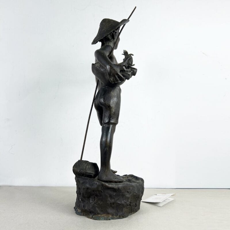 Antico bronzo scultura in firmata antica statua Aragostaio Venditore di Granchi Categoria Ottone