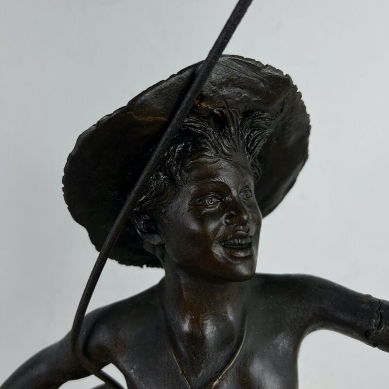 Antico bronzo scultura in firmata antica statua Aragostaio Venditore di Granchi Categoria Ottone
