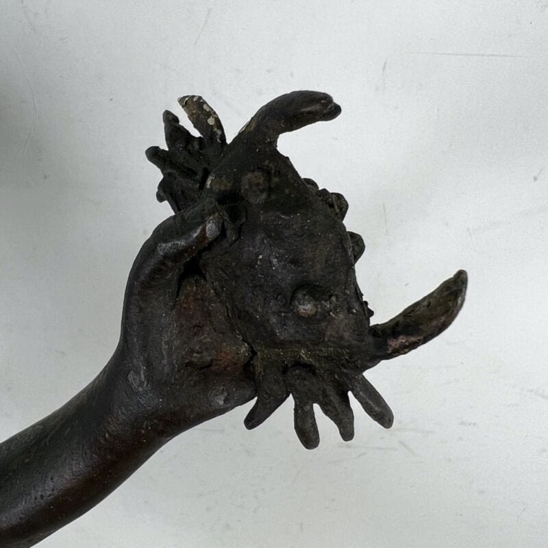Antico bronzo scultura in firmata antica statua Aragostaio Venditore di Granchi Categoria Ottone