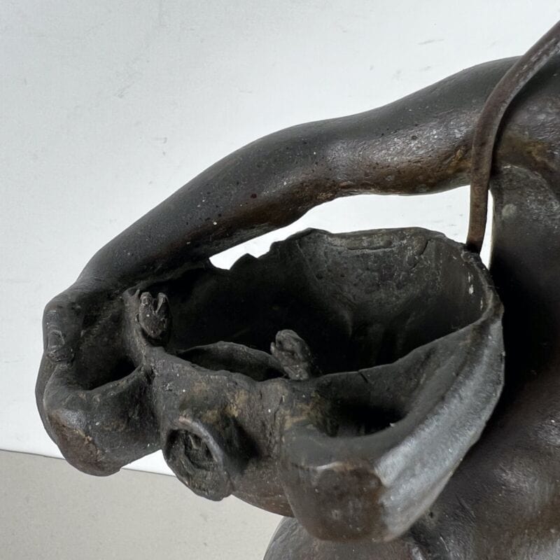 Antico bronzo scultura in firmata antica statua Aragostaio Venditore di Granchi Categoria Ottone
