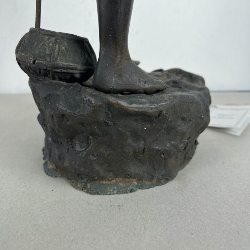 Antico bronzo scultura in firmata antica statua Aragostaio Venditore di Granchi Categoria Ottone