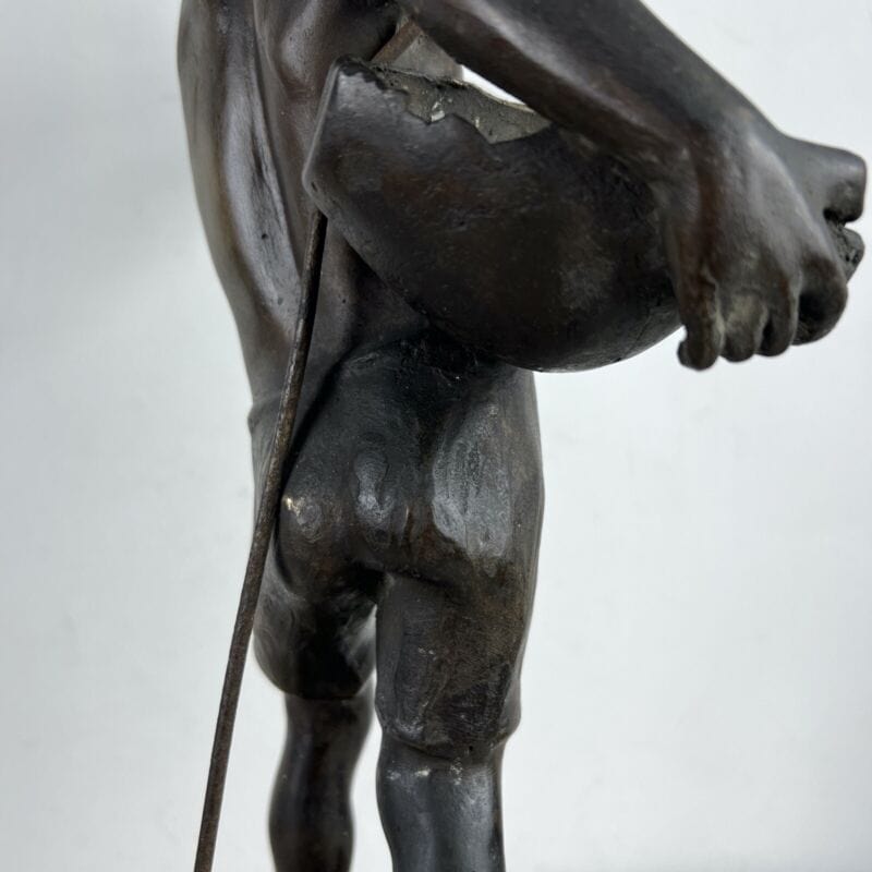 Antico bronzo scultura in firmata antica statua Aragostaio Venditore di Granchi Categoria Ottone