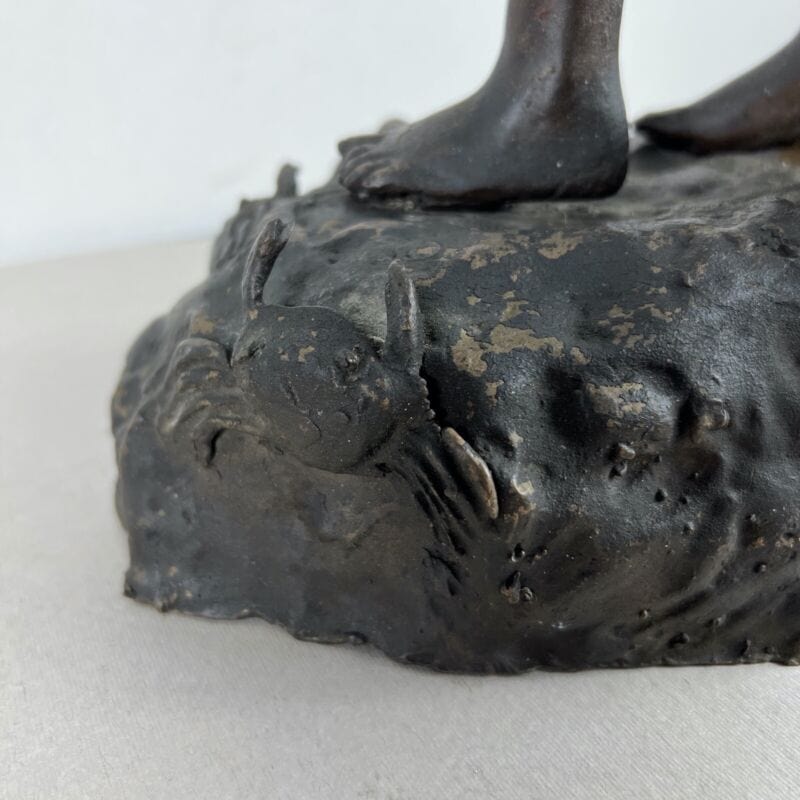 Antico bronzo scultura in firmata antica statua Aragostaio Venditore di Granchi Categoria Ottone