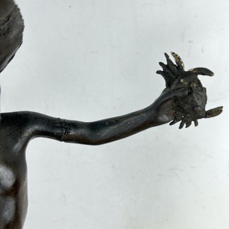 Antico bronzo scultura in firmata antica statua Aragostaio Venditore di Granchi Categoria Ottone
