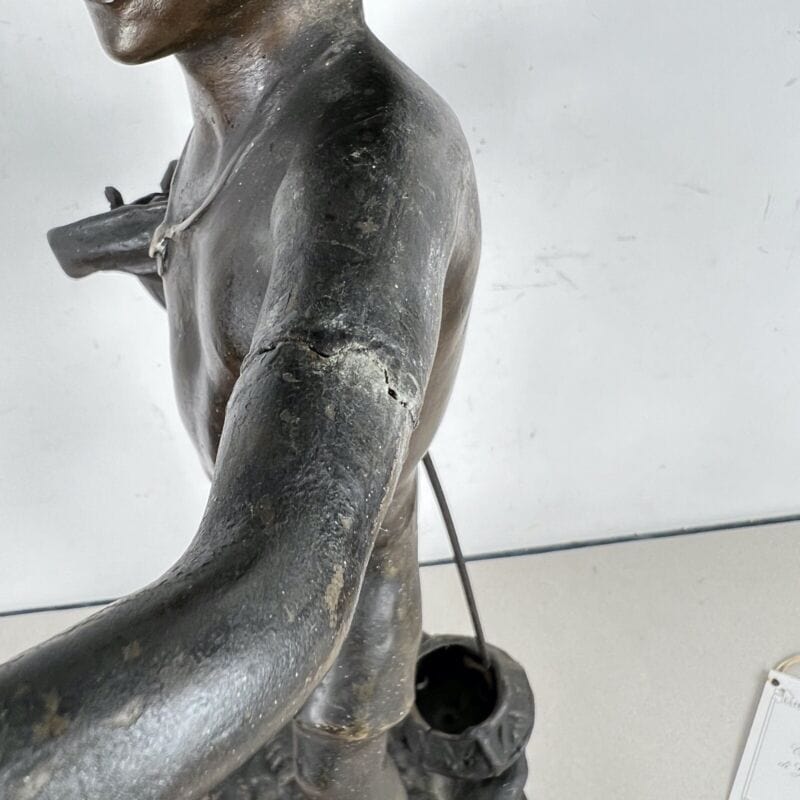 Antico bronzo scultura in firmata antica statua Aragostaio Venditore di Granchi Categoria Ottone