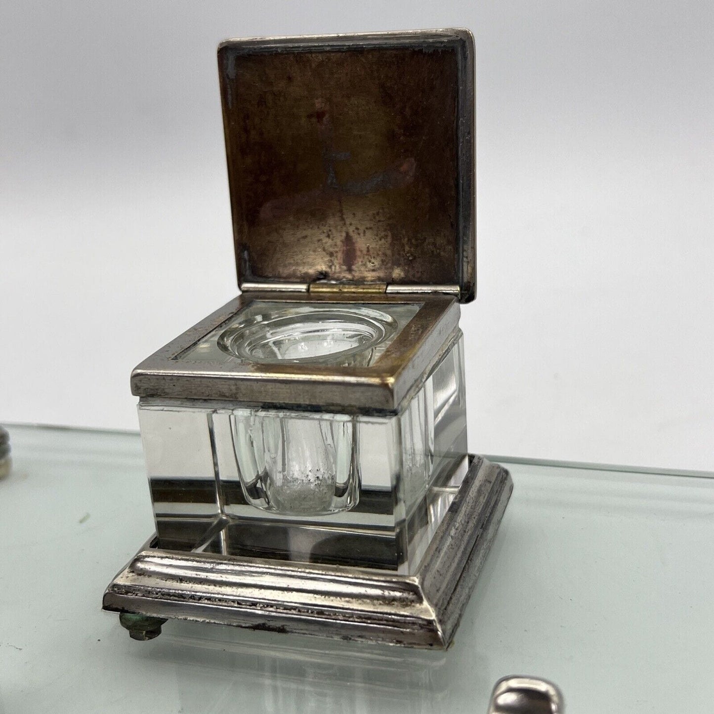 Antico Calamaio da scrivania stile Art Deco in Vetro metallo cromato Portapenne Categoria Sheffield & Argento