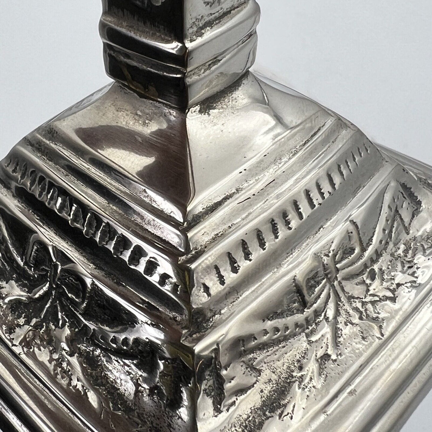 Antico candelabro stile impero in argento silver plated candeliere porta candela Categoria Sheffield & Argento