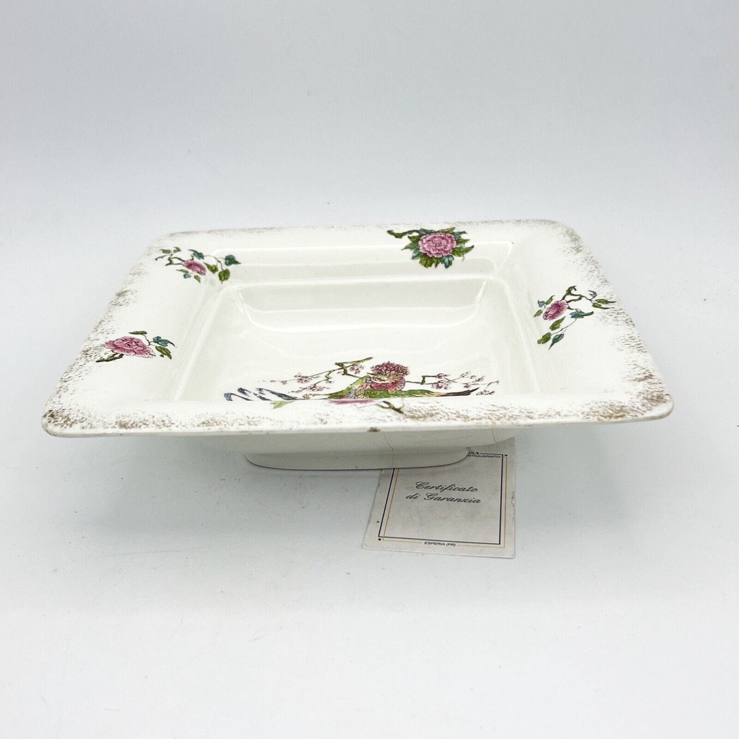 Antico centrotavola in ceramica Bianca Wedgwood Epoca 900 Con fiori e Uccello Categoria Centrotavola e Ciotole