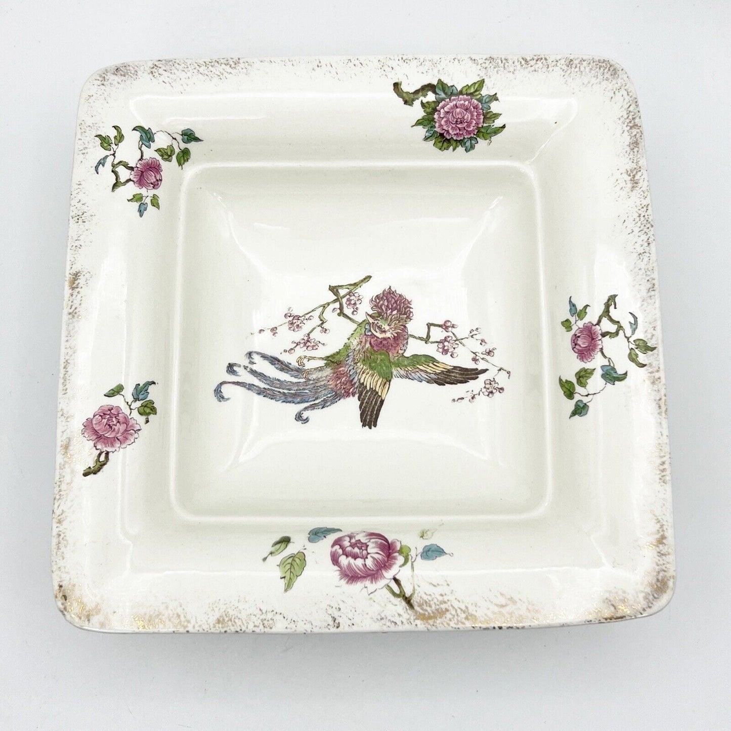 Antico centrotavola in ceramica Bianca Wedgwood Epoca 900 Con fiori e Uccello Categoria Centrotavola e Ciotole