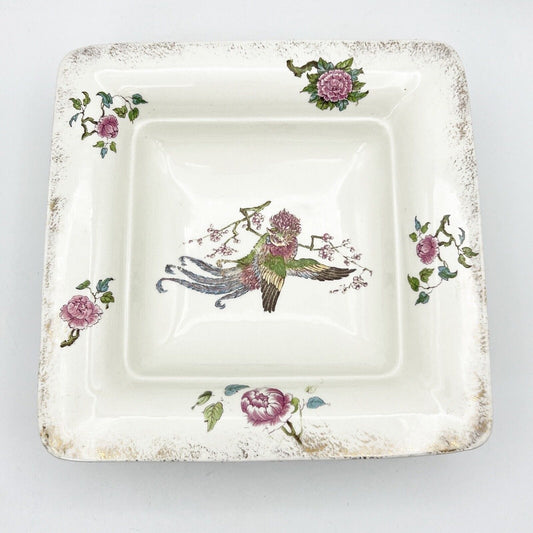 Antico centrotavola in ceramica Bianca Wedgwood Epoca 900 Con fiori e Uccello Categoria Centrotavola e Ciotole