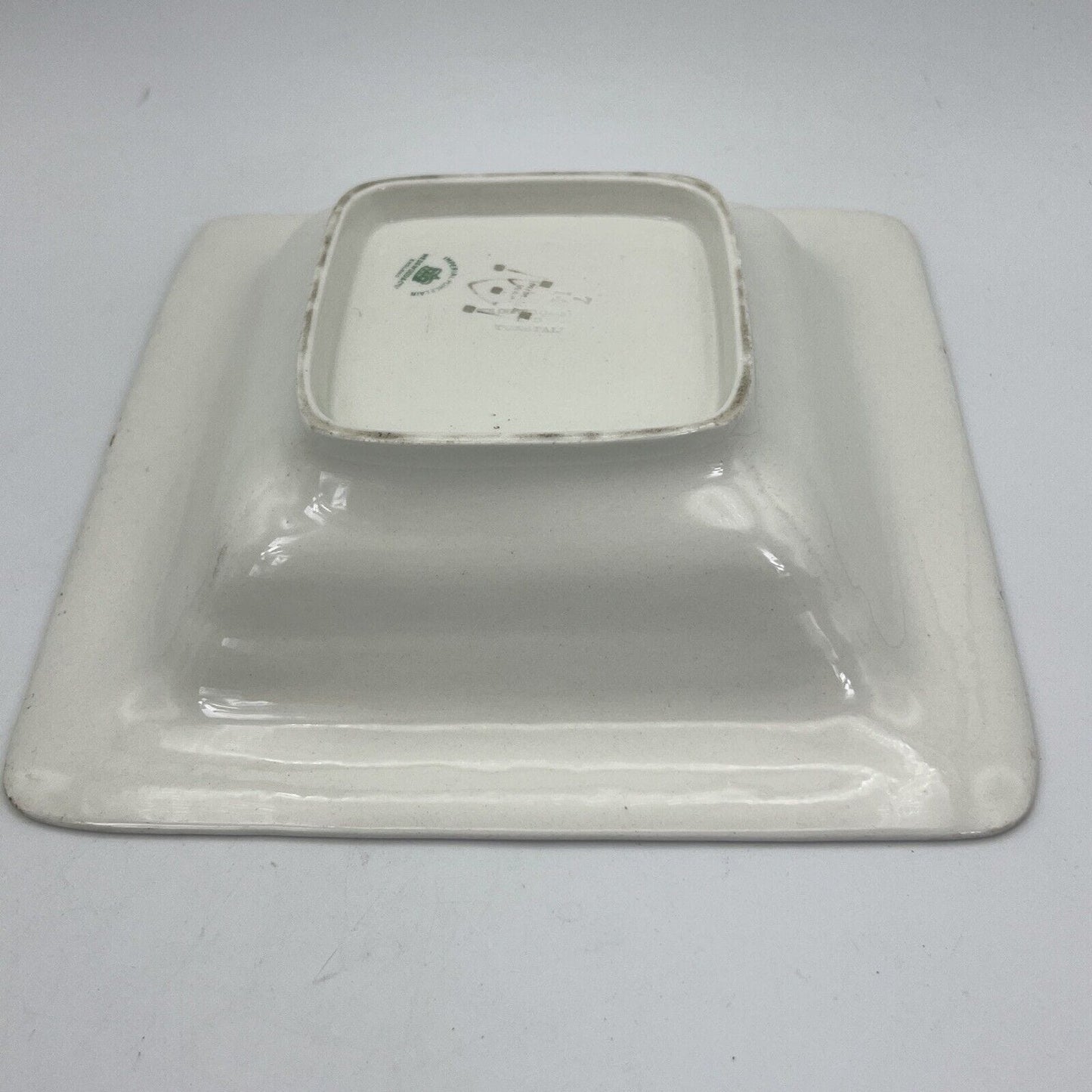 Antico centrotavola in ceramica Bianca Wedgwood Epoca 900 Con fiori e Uccello Categoria Centrotavola e Ciotole