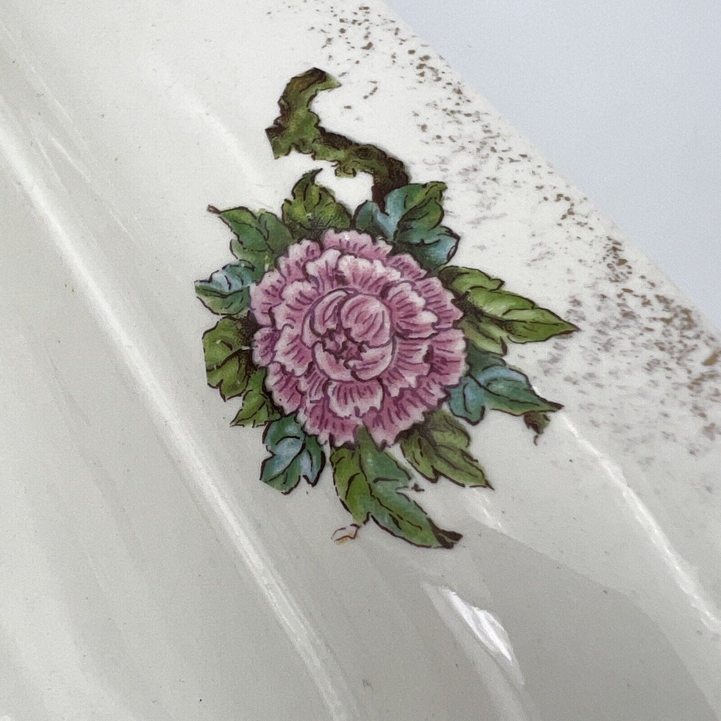 Antico centrotavola in ceramica Bianca Wedgwood Epoca 900 Con fiori e Uccello Categoria Centrotavola e Ciotole