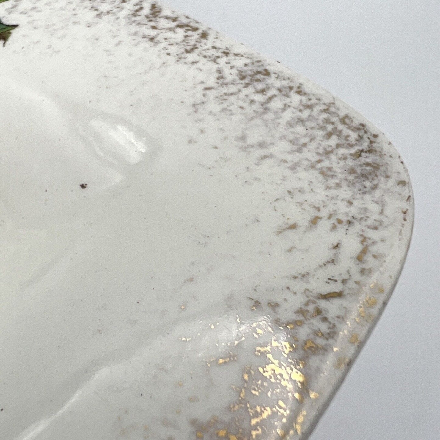 Antico centrotavola in ceramica Bianca Wedgwood Epoca 900 Con fiori e Uccello Categoria Centrotavola e Ciotole