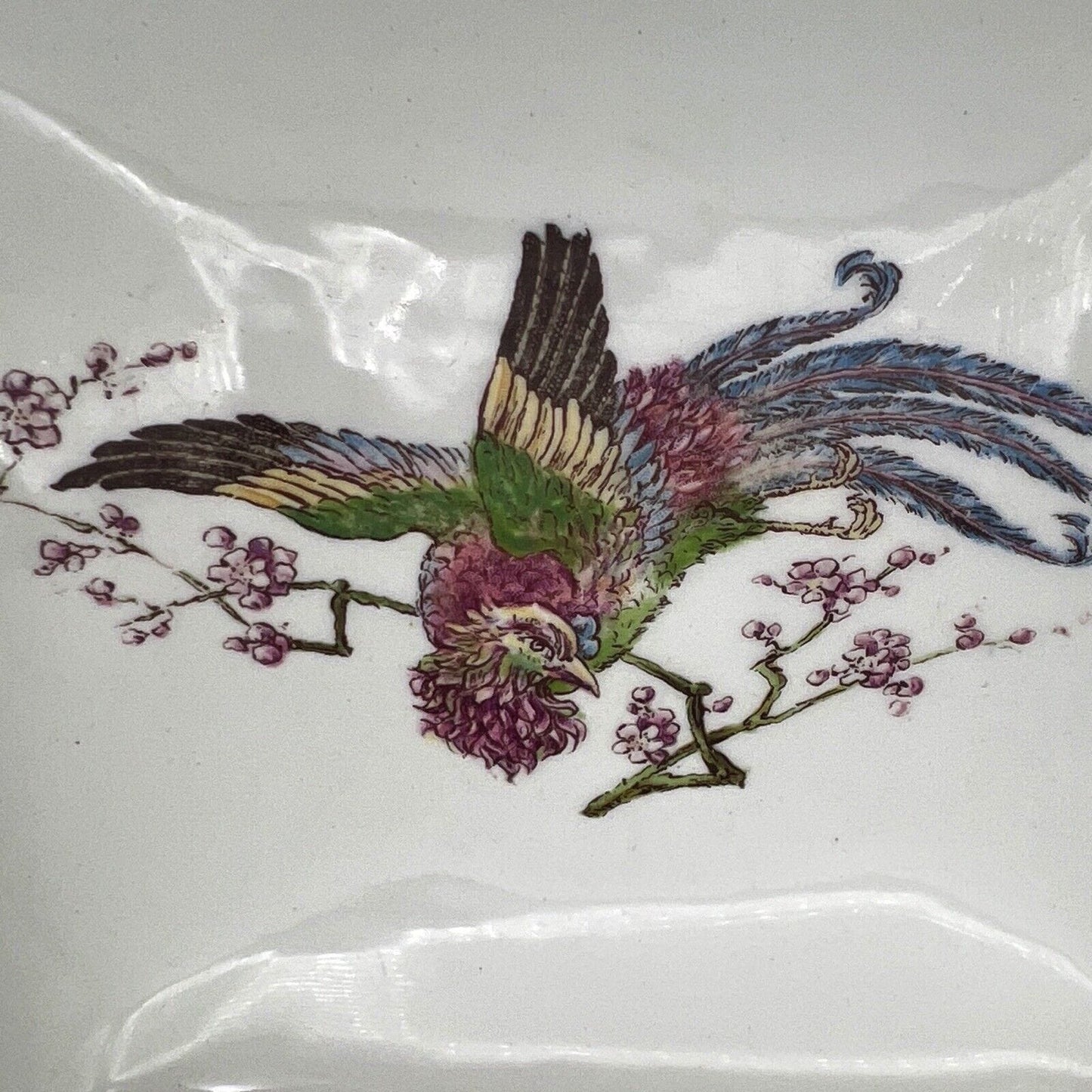 Antico centrotavola in ceramica Bianca Wedgwood Epoca 900 Con fiori e Uccello Categoria Centrotavola e Ciotole