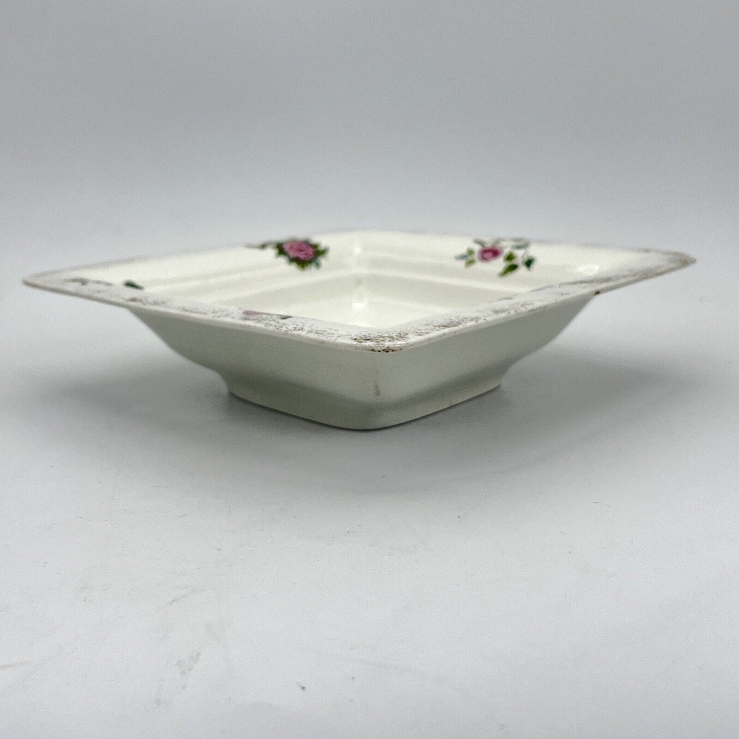 Antico centrotavola in ceramica Bianca Wedgwood Epoca 900 Con fiori e Uccello Categoria Centrotavola e Ciotole