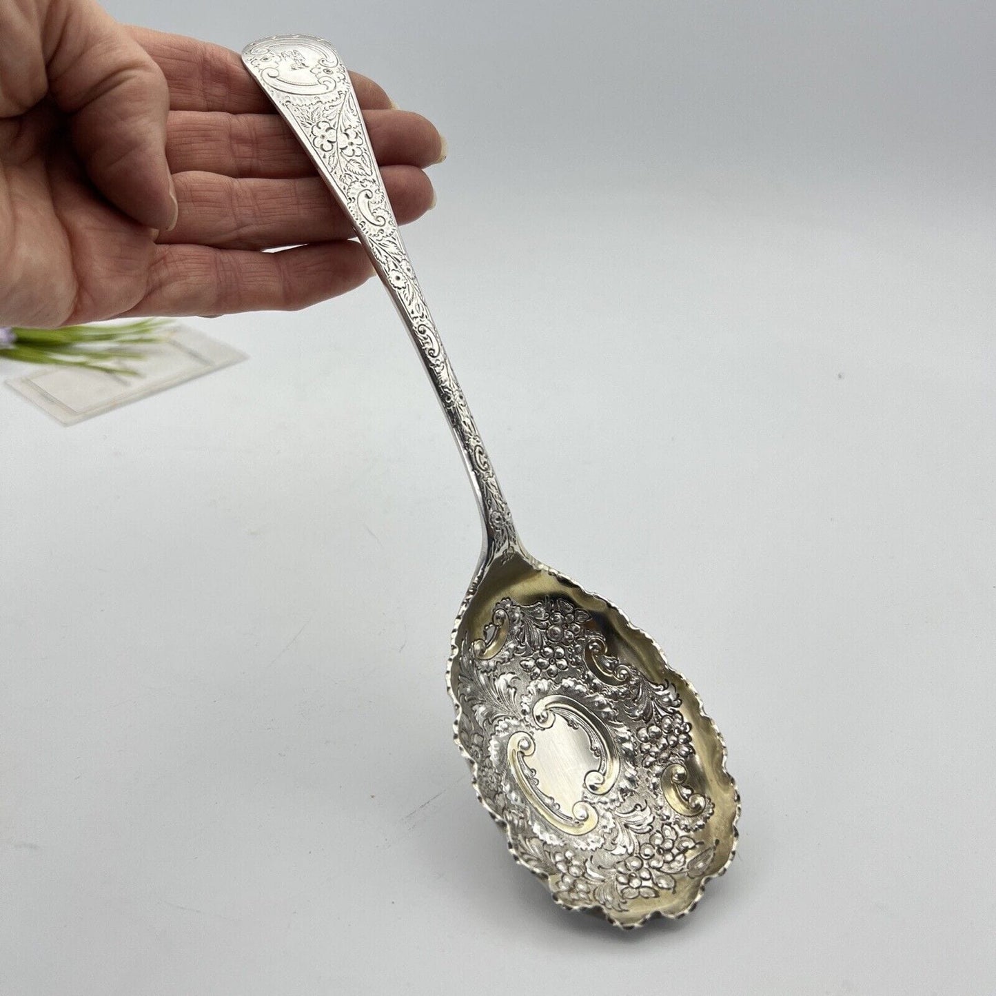 Antico Cucchiaio Inglese per Servire Lavorato motivo Fiori sheffield Silver Categoria Sheffield & Argento