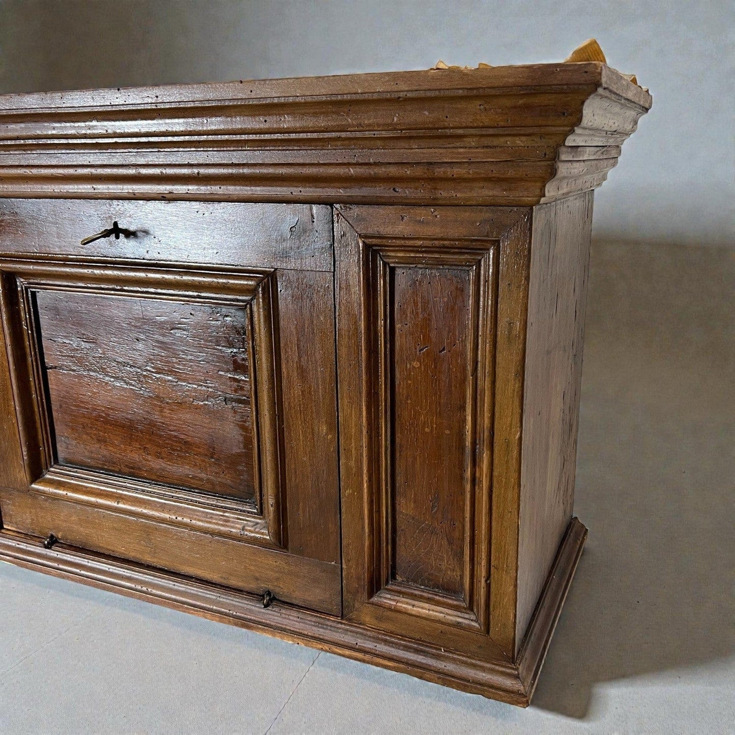 Antico Mobile pensile a sospensione in stile rustico a 2 ante epoca 800 italiano Categoria Vetrine