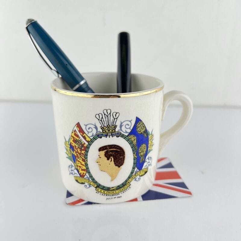 Antico Mug Portapenne Inglese Investitura Principe Carlo Casa Reale Anno 1969 Categoria Boccali