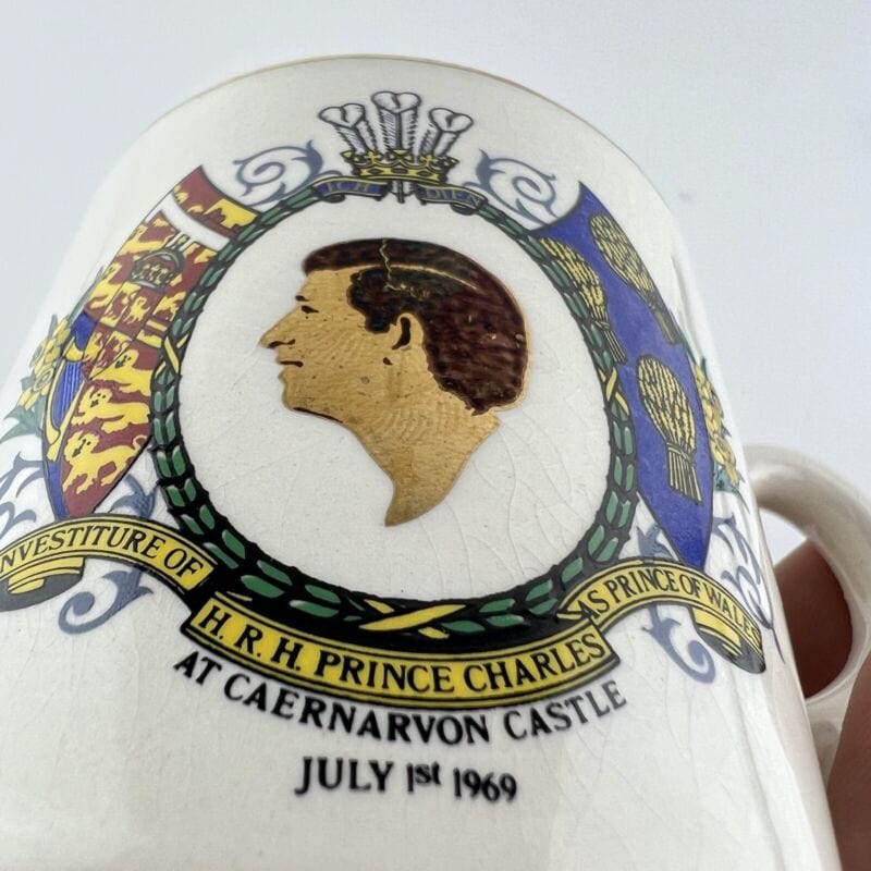 Antico Mug Portapenne Inglese Investitura Principe Carlo Casa Reale Anno 1969 Categoria Boccali