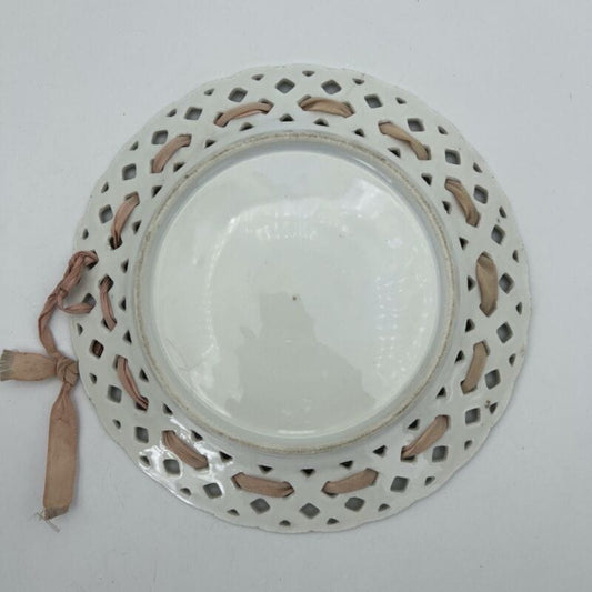 Antico piatto decorativo in porcellana con bordo traforato Decoro Rose e Viole Categoria Piatti e Piattini