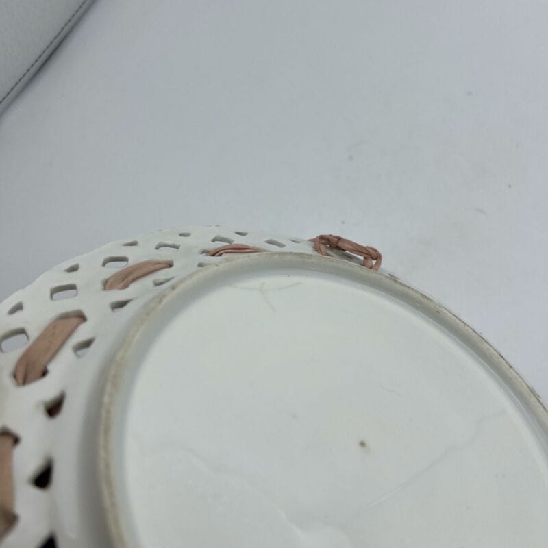 Antico piatto decorativo in porcellana con bordo traforato Decoro Rose e Viole Categoria Piatti e Piattini