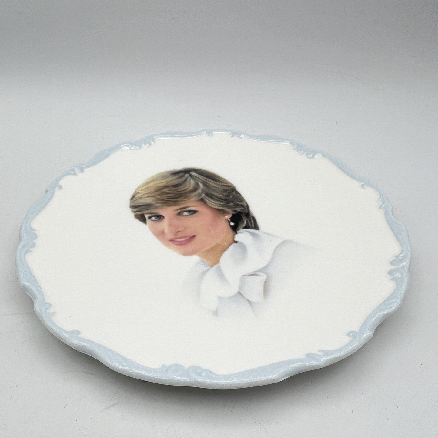 Antico piatto in Ceramica Inglese Royal Albert Lady Diana Casa Reale Matrimonio Categoria Arte e antiquariato:Porcellana e ceramica:Altro porcellana e ceramica