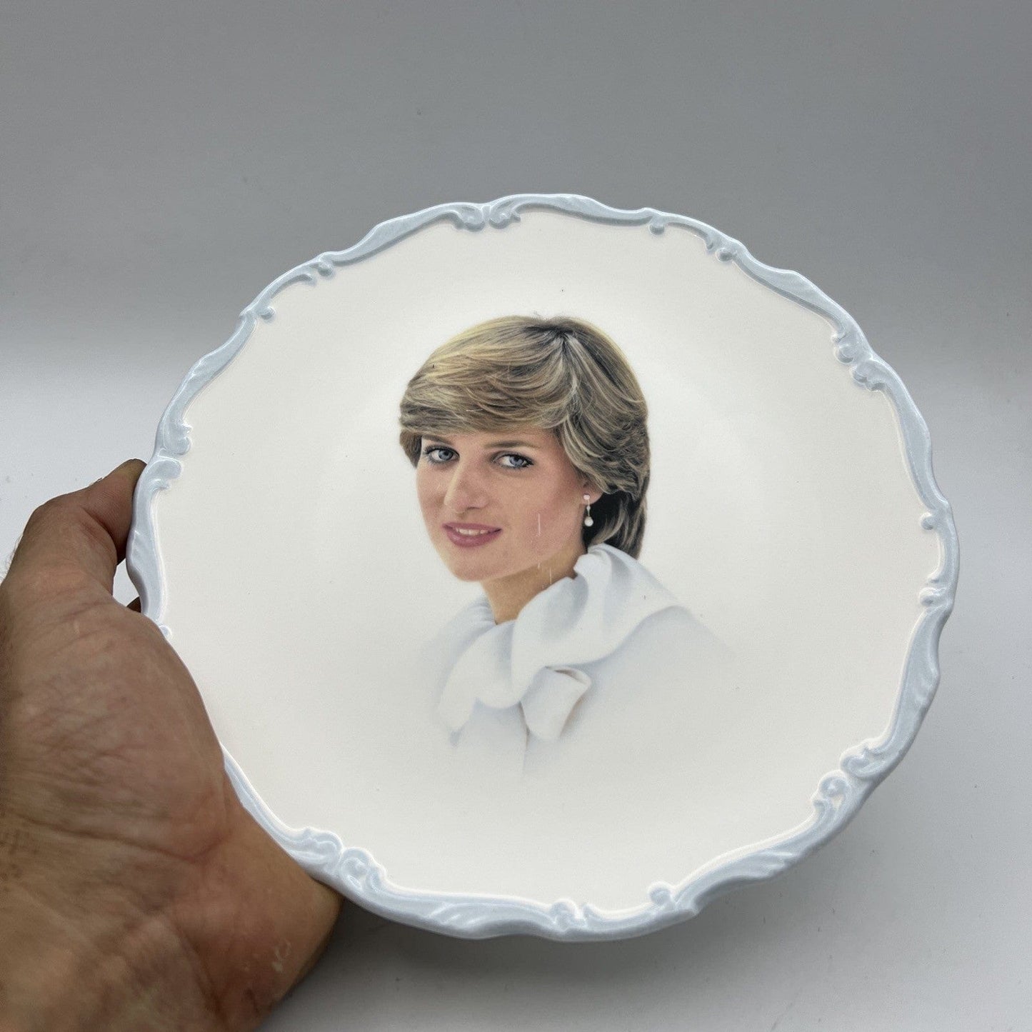 Antico piatto in Ceramica Inglese Royal Albert Lady Diana Casa Reale Matrimonio Categoria Arte e antiquariato:Porcellana e ceramica:Altro porcellana e ceramica
