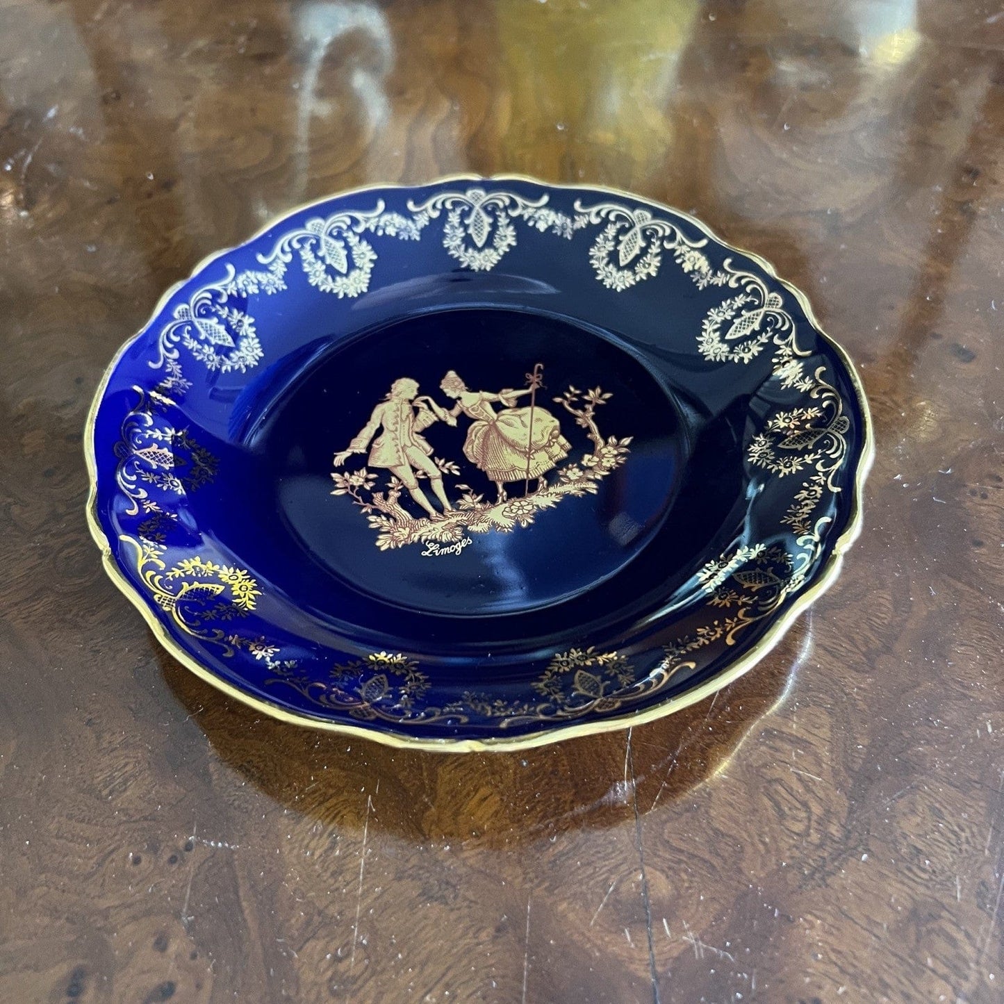 Antico Piatto piattino in porcellana Limoges blu e oro Stile Fragonard Vintage Categoria Piatti e Piattini
