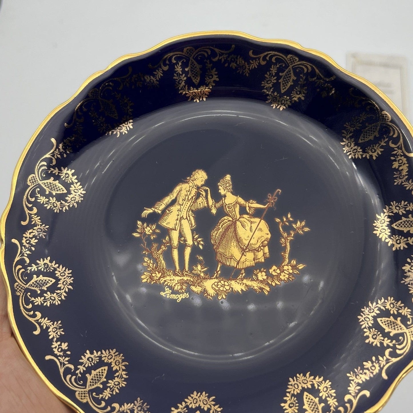 Antico Piatto piattino in porcellana Limoges blu e oro Stile Fragonard Vintage Categoria Piatti e Piattini