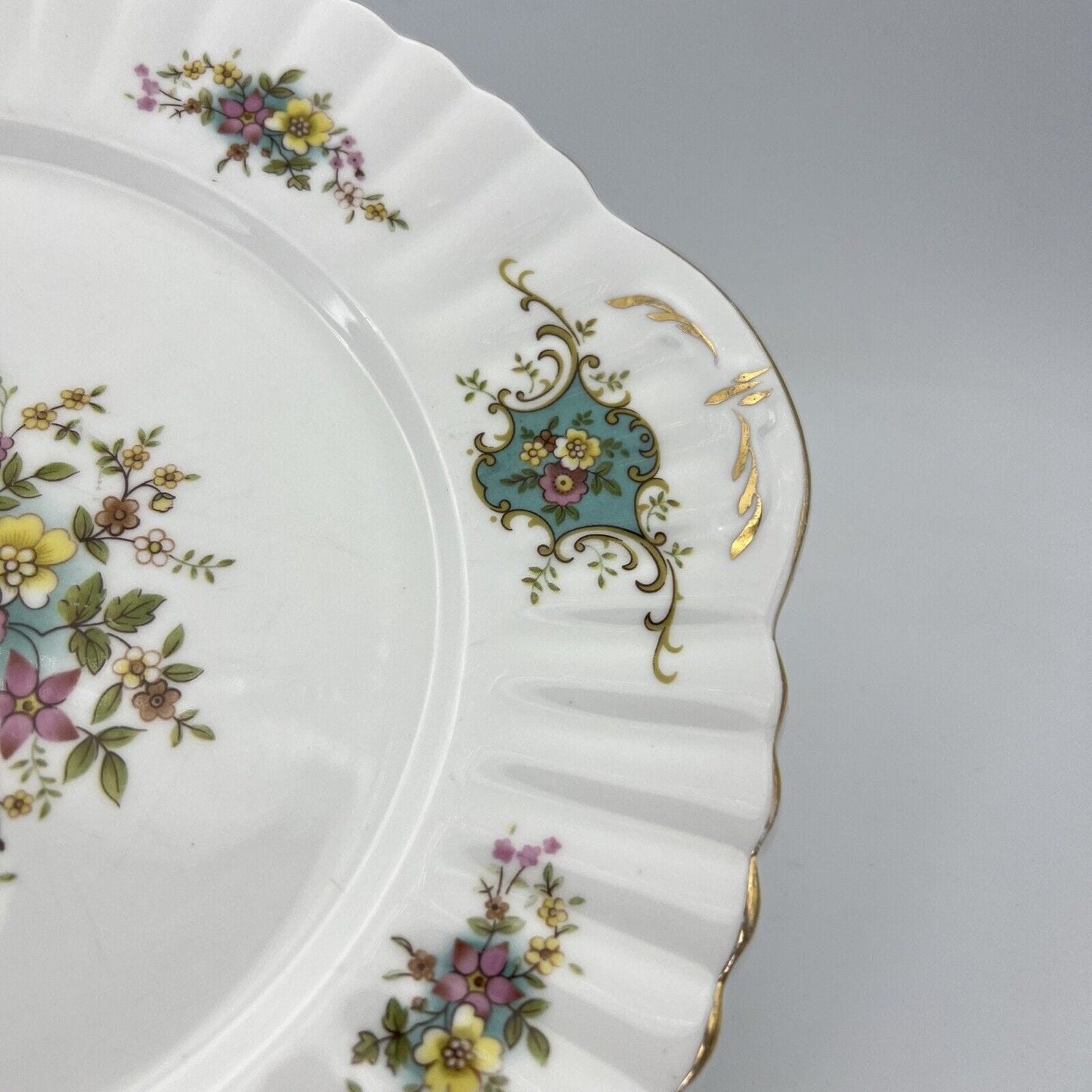Antico piatto vassoio inglese in porcellana con decoro floreale Love True '60 Categoria Piatti Vassoio