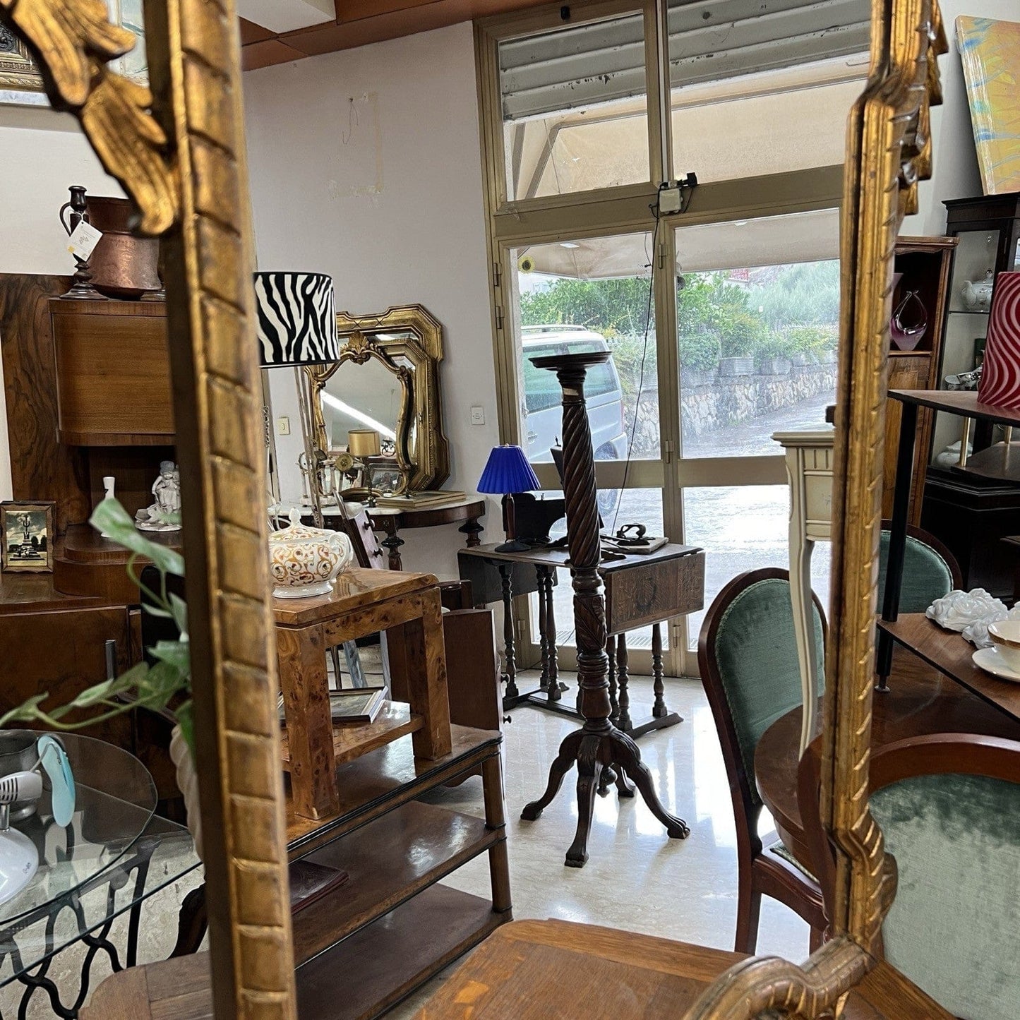 Antico specchio con cornice in legno dorata stile Luigi XVI grande specchiera Categoria Specchi e Cornici