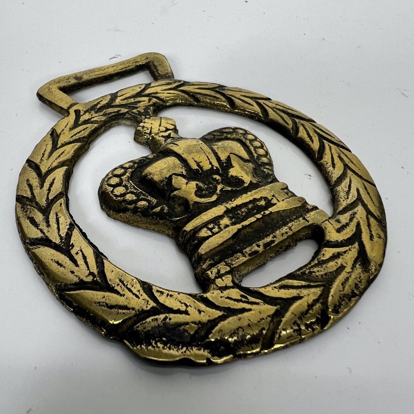 Antico Stemma Corona Reale Inglese fregio decoro in ottone bronzo medaglia 900 Categoria Finimenti per cavalli