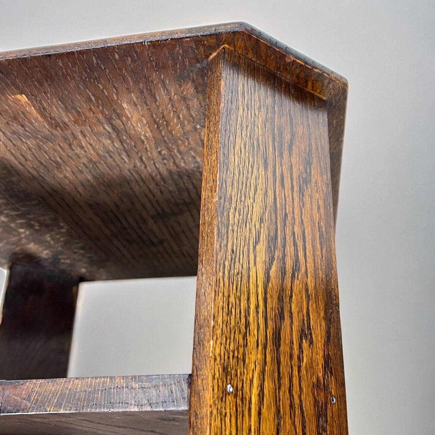 Antico Tavolino basso anni 30 in legno di rovere mobile libreria Arts & Crafts Categoria Vetrine