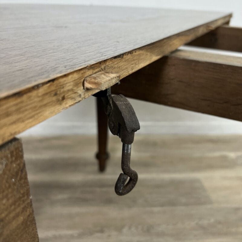 Antico tavolo allungabile da pranzo francese ovale in legno di Rovere epoca 900 Categoria Arredamento