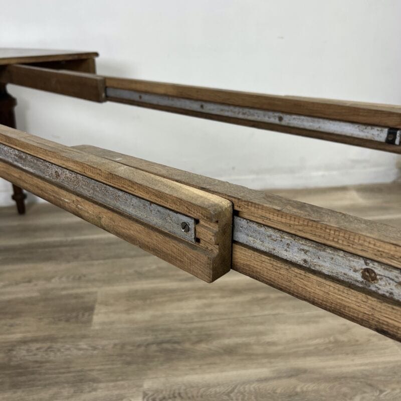Antico tavolo allungabile da pranzo francese ovale in legno di Rovere epoca 900 Categoria Arredamento