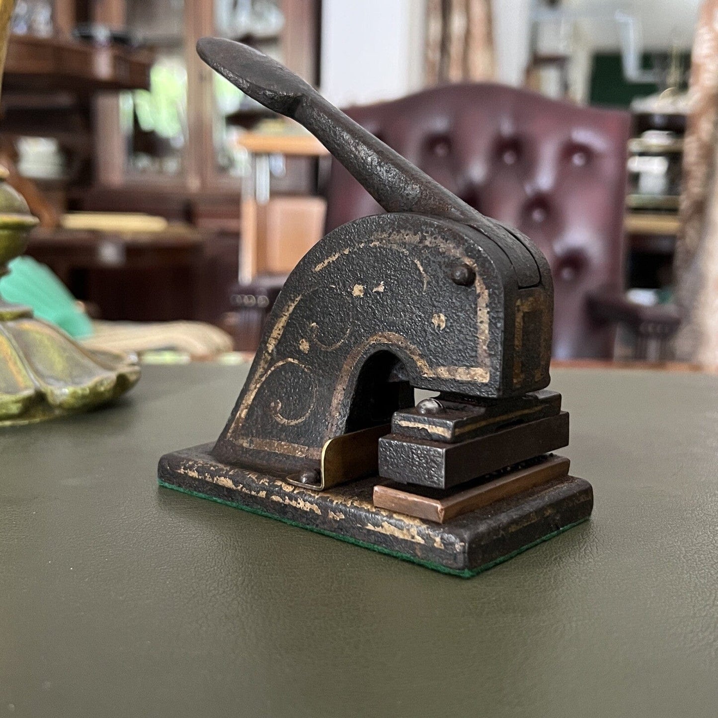 Antico timbro a secco inglese in ferro ghisa vecchia pressa da tavolo d'epoca Categoria Vari